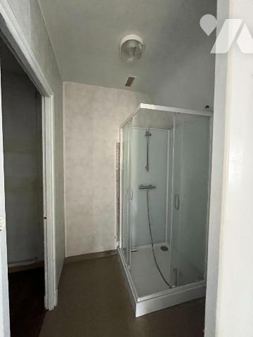 L'étude notariale vous propose à la vente une maison d'habitation mitoyenne par le garage, situ...