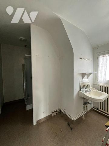 L'étude notariale vous propose à la vente une maison d'habitation mitoyenne par le garage, situ...