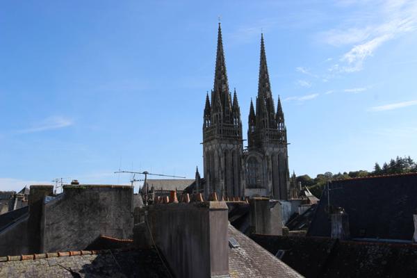UN STUDIO MEUBLÉ, SOUS LES TOITS, AU CENTRE HISTORIQUE. -