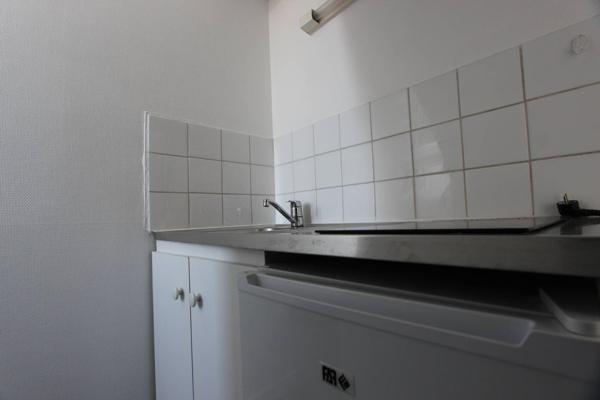 UN STUDIO MEUBLÉ, SOUS LES TOITS, AU CENTRE HISTORIQUE. -