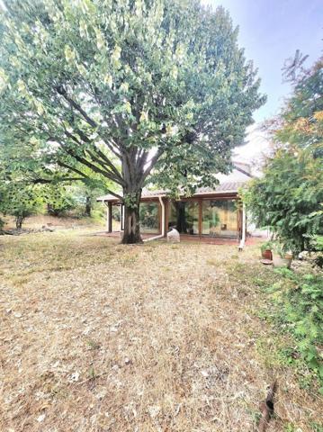 GROS POTENTIEL POUR CETTE MAISON SUR UN TERRAIN CONSTRUCTIBLE