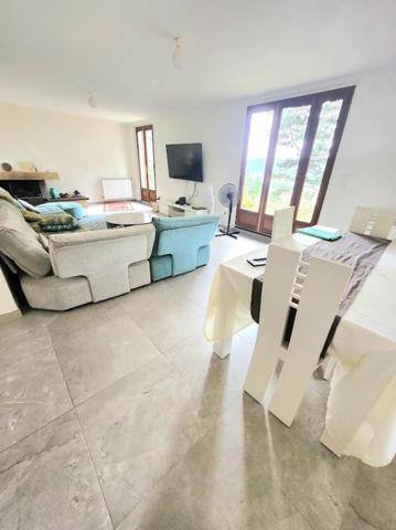 GROS POTENTIEL POUR CETTE MAISON SUR UN TERRAIN CONSTRUCTIBLE