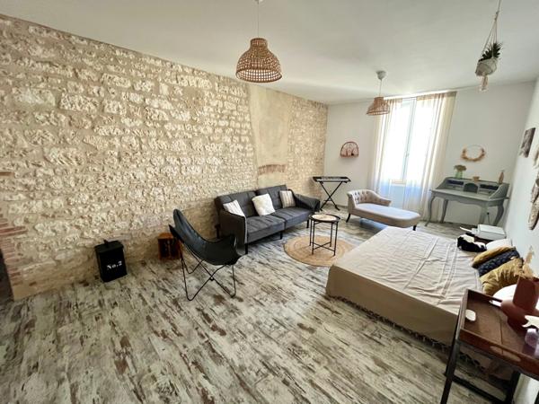 LUCON (85) COEUR DE VILLE MAISON DE CHARME ET DE CARACTERE AVEC PISCINE ET ANNEXE + 5 LOCATIFS OCCUPES