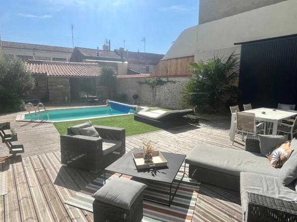 LUCON (85) COEUR DE VILLE MAISON DE CHARME ET DE CARACTERE AVEC PISCINE ET ANNEXE + 5 LOCATIFS OCCUPES