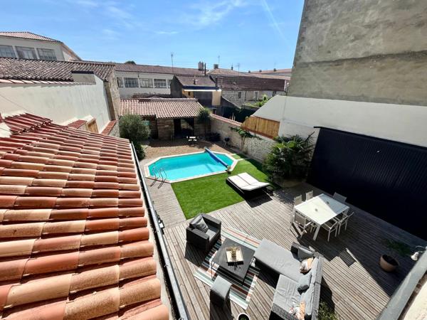 LUCON (85) COEUR DE VILLE MAISON DE CHARME ET DE CARACTERE AVEC PISCINE ET ANNEXE + 5 LOCATIFS OCCUPES
