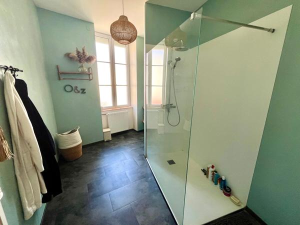 LUCON (85) COEUR DE VILLE MAISON DE CHARME ET DE CARACTERE AVEC PISCINE ET ANNEXE + 5 LOCATIFS OCCUPES