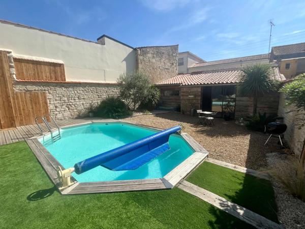 LUCON (85) COEUR DE VILLE MAISON DE CHARME ET DE CARACTERE AVEC PISCINE ET ANNEXE + 5 LOCATIFS OCCUPES