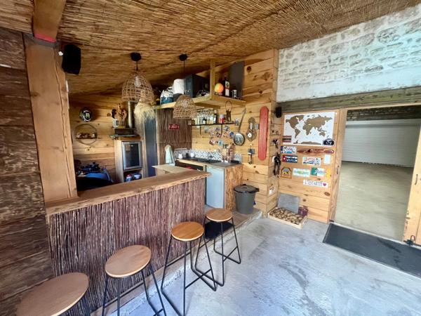 LUCON (85) COEUR DE VILLE MAISON DE CHARME ET DE CARACTERE AVEC PISCINE ET ANNEXE + 5 LOCATIFS OCCUPES