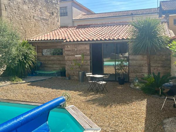 LUCON (85) COEUR DE VILLE MAISON DE CHARME ET DE CARACTERE AVEC PISCINE ET ANNEXE + 5 LOCATIFS OCCUPES