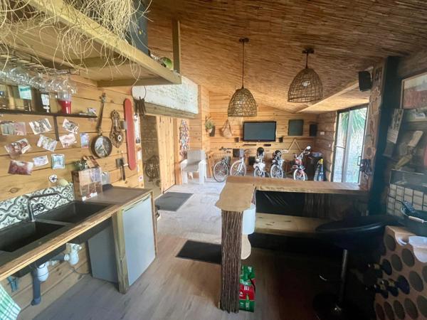 LUCON (85) COEUR DE VILLE MAISON DE CHARME ET DE CARACTERE AVEC PISCINE ET ANNEXE + 5 LOCATIFS OCCUPES