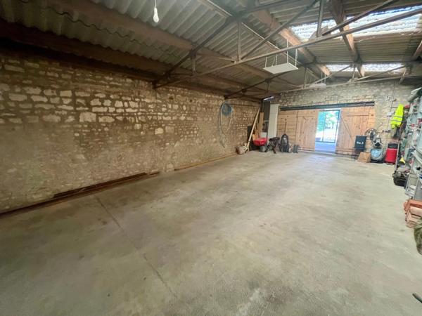 LUCON (85) COEUR DE VILLE MAISON DE CHARME ET DE CARACTERE AVEC PISCINE ET ANNEXE + 5 LOCATIFS OCCUPES