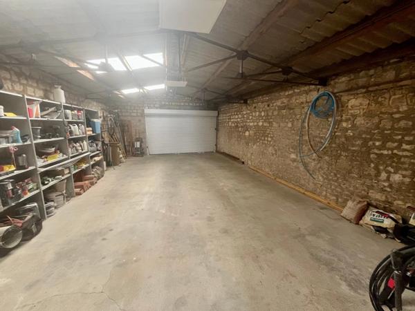 LUCON (85) COEUR DE VILLE MAISON DE CHARME ET DE CARACTERE AVEC PISCINE ET ANNEXE + 5 LOCATIFS OCCUPES