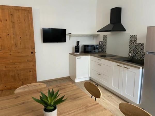 LUCON (85) COEUR DE VILLE MAISON DE CHARME ET DE CARACTERE AVEC PISCINE ET ANNEXE + 5 LOCATIFS OCCUPES