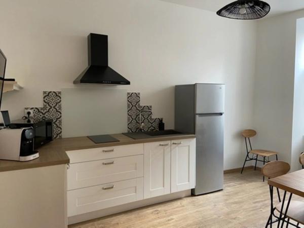 LUCON (85) COEUR DE VILLE MAISON DE CHARME ET DE CARACTERE AVEC PISCINE ET ANNEXE + 5 LOCATIFS OCCUPES