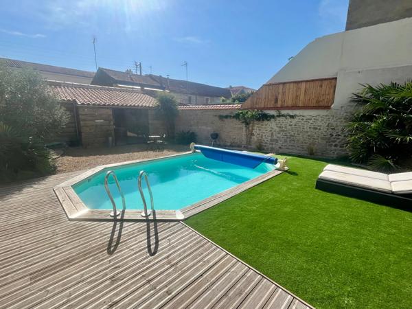 LUCON (85) COEUR DE VILLE MAISON DE CHARME ET DE CARACTERE AVEC PISCINE ET ANNEXE + 5 LOCATIFS OCCUPES