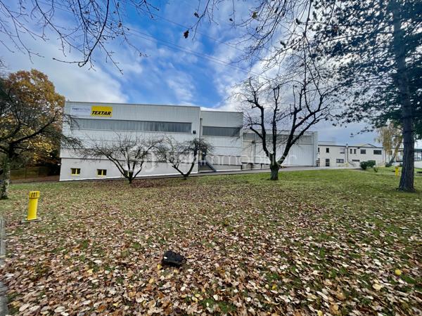 Local d activites de 9 000 m²