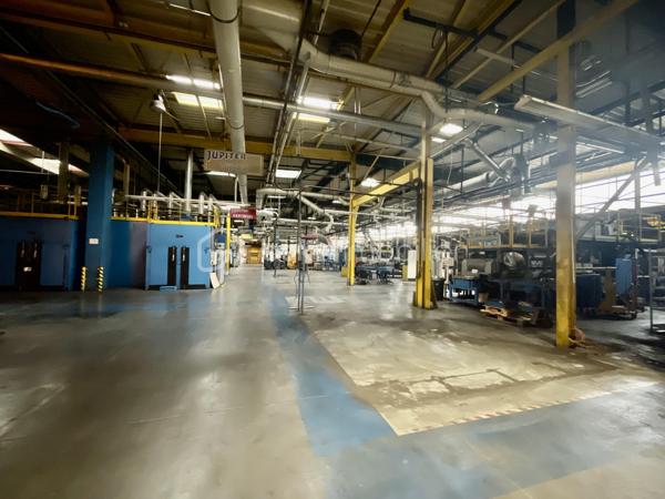 Local d activites de 9 000 m²