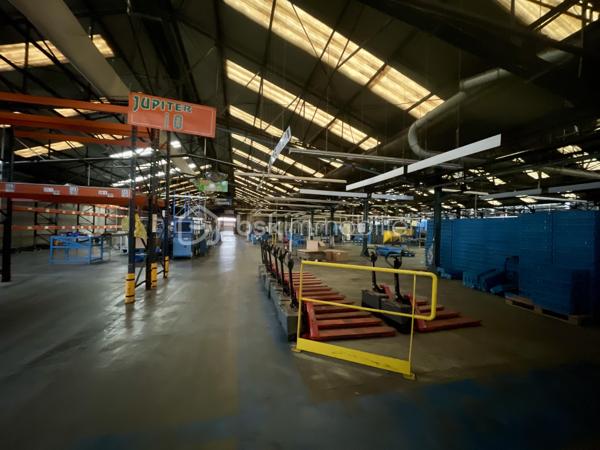 Local d activites de 9 000 m²