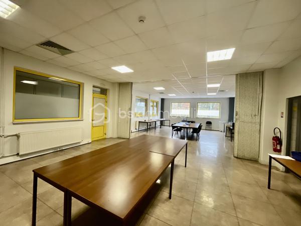 Local d activites de 9 000 m²