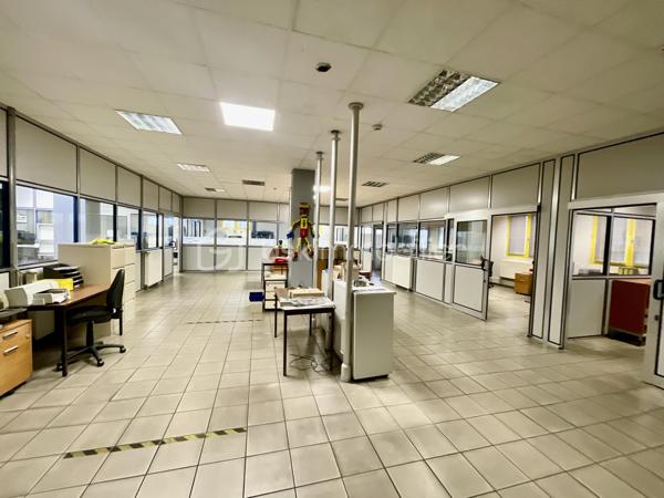 Local d activites de 9 000 m²
