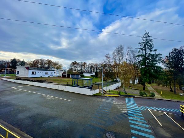 Local d activites de 9 000 m²