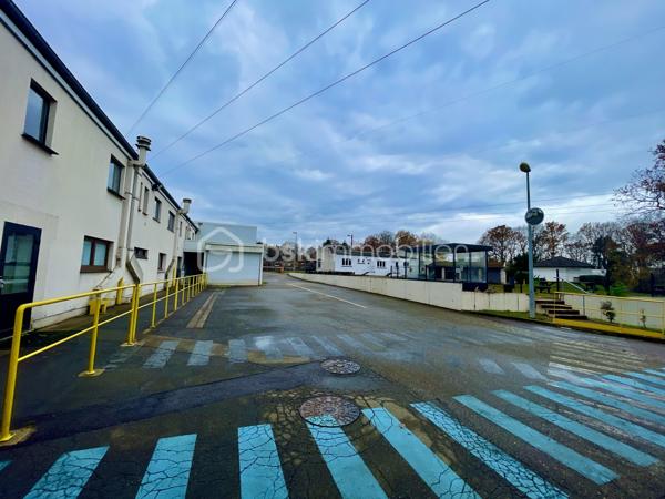 Local d activites de 9 000 m²