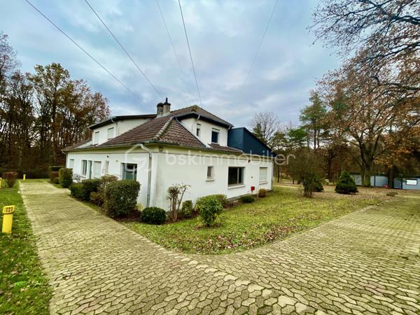 Local d activites de 9 000 m²