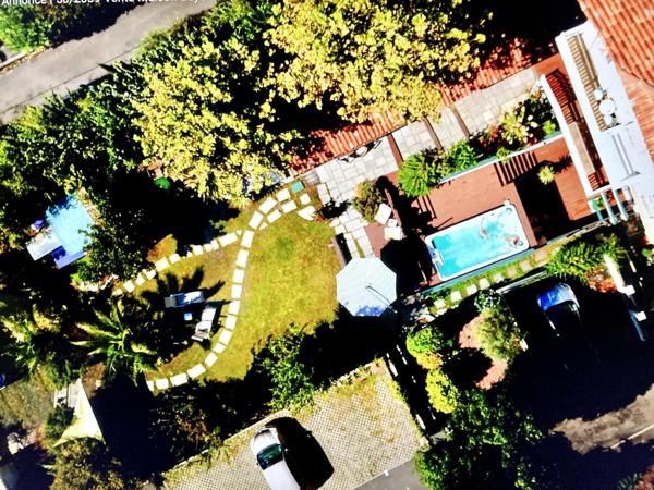 Villa de caractère rénovée, au cœur de la côte basque Charme de l’ancien, prestations haut de gamme et potentiel touristique à deux pas de Biarritz et du centre historique de Bayonne.