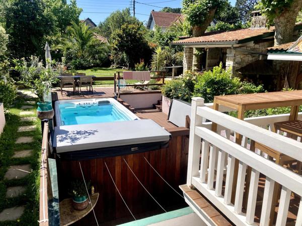 Villa de caractère rénovée, au cœur de la côte basque Charme de l’ancien, prestations haut de gamme et potentiel touristique à deux pas de Biarritz et du centre historique de Bayonne.