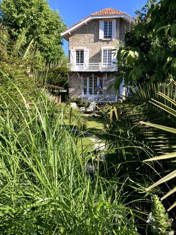 Villa de caractère rénovée, au cœur de la côte basque Charme de l’ancien, prestations haut de gamme et potentiel touristique à deux pas de Biarritz et du centre historique de Bayonne.