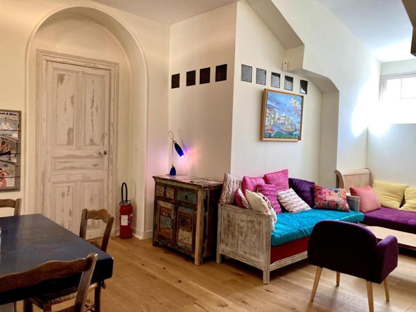 Villa de caractère rénovée, au cœur de la côte basque Charme de l’ancien, prestations haut de gamme et potentiel touristique à deux pas de Biarritz et du centre historique de Bayonne.