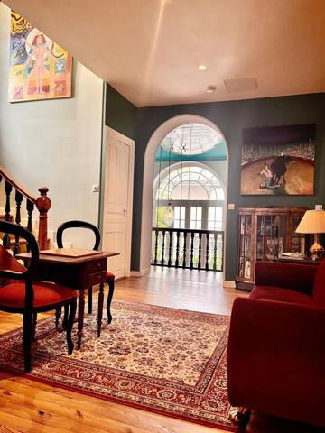 Villa de caractère rénovée, au cœur de la côte basque Charme de l’ancien, prestations haut de gamme et potentiel touristique à deux pas de Biarritz et du centre historique de Bayonne.