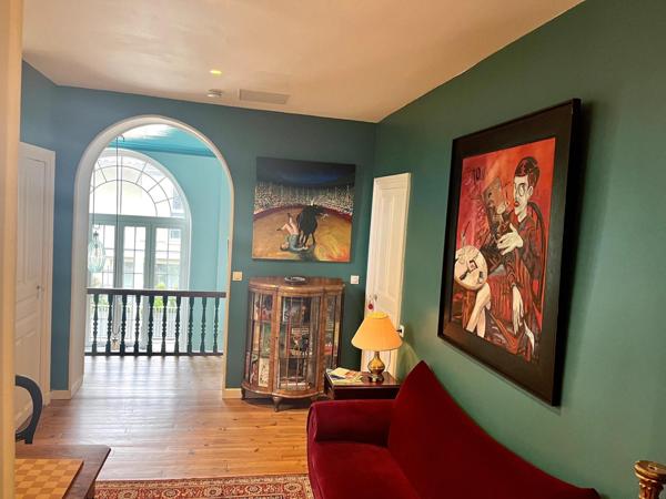 Villa de caractère rénovée, au cœur de la côte basque Charme de l’ancien, prestations haut de gamme et potentiel touristique à deux pas de Biarritz et du centre historique de Bayonne.