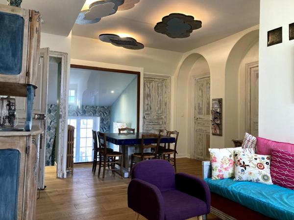 Villa de caractère rénovée, au cœur de la côte basque Charme de l’ancien, prestations haut de gamme et potentiel touristique à deux pas de Biarritz et du centre historique de Bayonne.