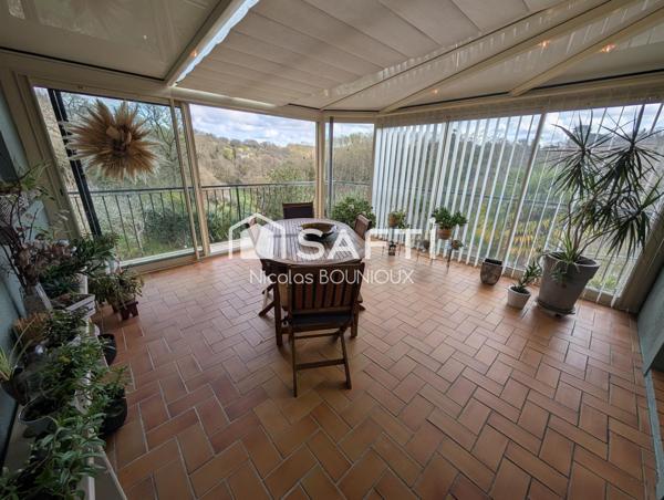 Maison familiale avec vue panoramique – Véranda – Jardin arboré – Garage