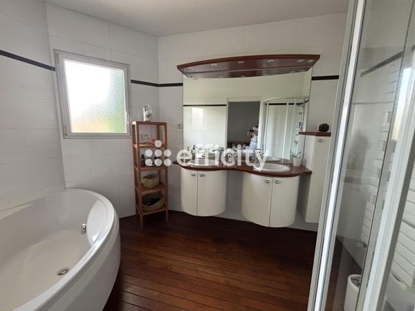 Maison
         7 pièces
        - 155 m² Bien prestige 545 000 € *