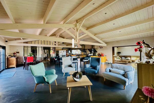 Lagord (17140) Lagord - Centre-bourg - Maison entièrement de plain pied avec garages et piscine