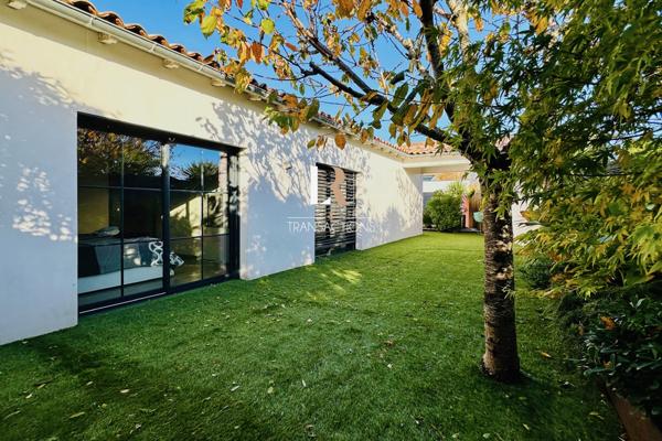 Lagord (17140) Lagord - Centre-bourg - Maison entièrement de plain pied avec garages et piscine
