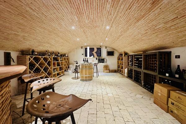 Lagord (17140) Lagord - Centre-bourg - Maison entièrement de plain pied avec garages et piscine