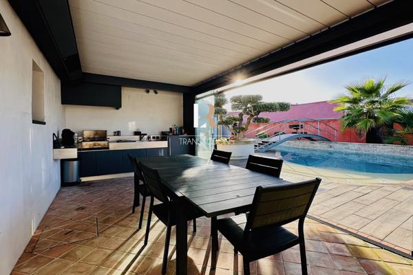 Lagord (17140) Lagord - Centre-bourg - Maison entièrement de plain pied avec garages et piscine