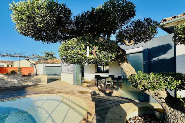 Lagord (17140) Lagord - Centre-bourg - Maison entièrement de plain pied avec garages et piscine