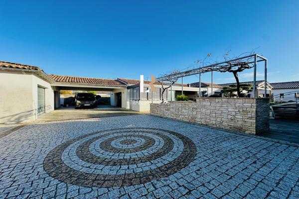 Lagord (17140) Lagord - Centre-bourg - Maison entièrement de plain pied avec garages et piscine