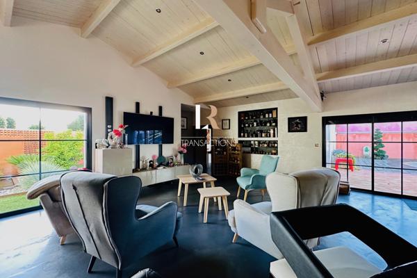 Lagord (17140) Lagord - Centre-bourg - Maison entièrement de plain pied avec garages et piscine