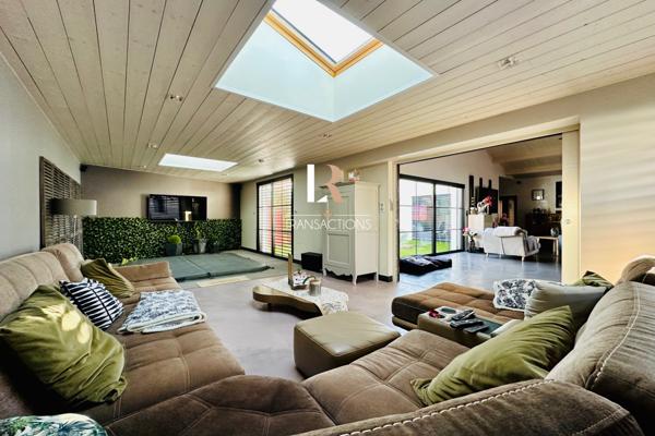 Lagord (17140) Lagord - Centre-bourg - Maison entièrement de plain pied avec garages et piscine