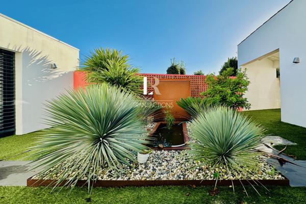 Lagord (17140) Lagord - Centre-bourg - Maison entièrement de plain pied avec garages et piscine
