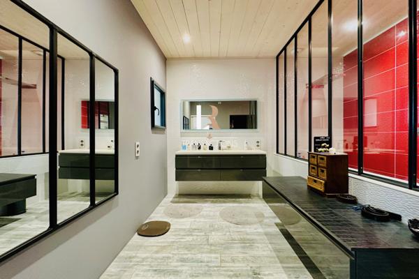 Lagord (17140) Lagord - Centre-bourg - Maison entièrement de plain pied avec garages et piscine