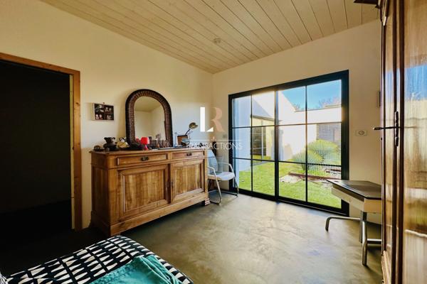 Lagord (17140) Lagord - Centre-bourg - Maison entièrement de plain pied avec garages et piscine