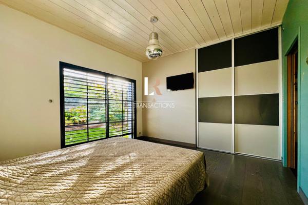 Lagord (17140) Lagord - Centre-bourg - Maison entièrement de plain pied avec garages et piscine