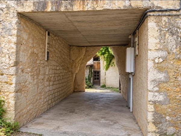 Maison à vendre 4 pièces proche THOUARS (79) MAISON à rénover partie troglodyte, cour, dépendance, terrain
