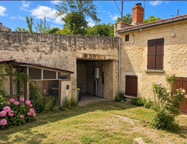Maison à vendre 4 pièces proche THOUARS (79) MAISON à rénover partie troglodyte, cour, dépendance, terrain